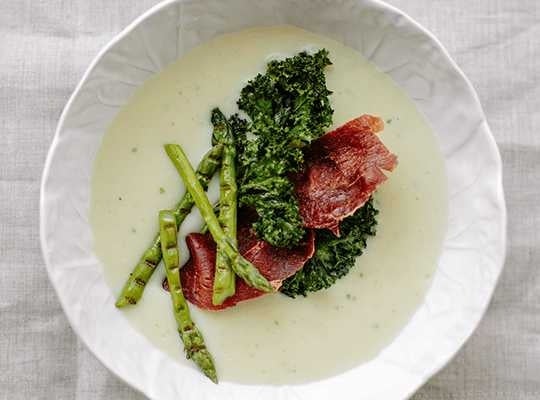 Plato hondo blanco con crema de espárragos