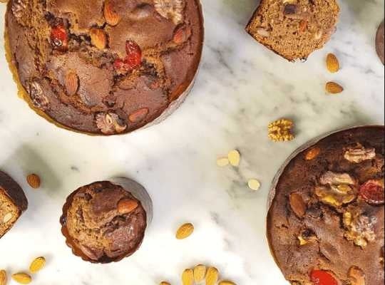 Varios panes de pascua con trozos de Sahne-nuss en diversos tamaños 