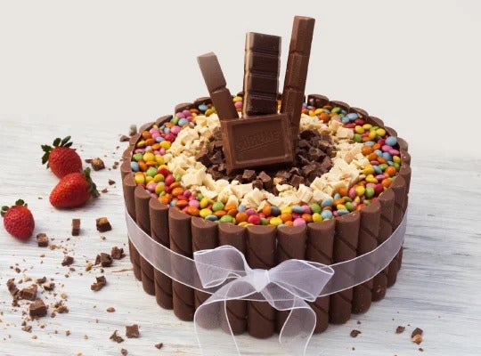Torta de chocolate mix SUBLIME® decorada con dulces coloridos y de diferentes tamaños