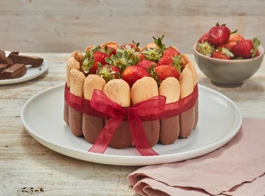 Charlotte de chocolate y fresas elaborado con IDEAL® Cremosita, Cocoa D'ONOFRIO® y Cobertura Bitter