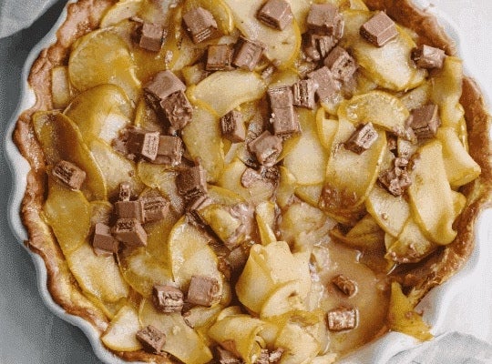 En un molde, Pie de Manzana decorado con trozos de KITKAT® 4 Finger