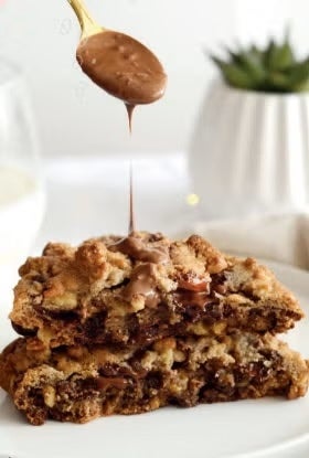 Dos mitades de Galletas de avena y chocolate KITKAT® sobre las que se vierte Untable KITKAT®