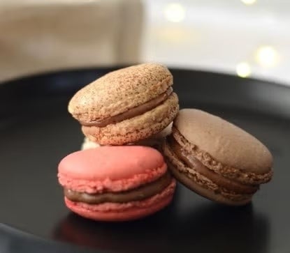 Macarons de chocolate rellenos con KITKAT® Untable