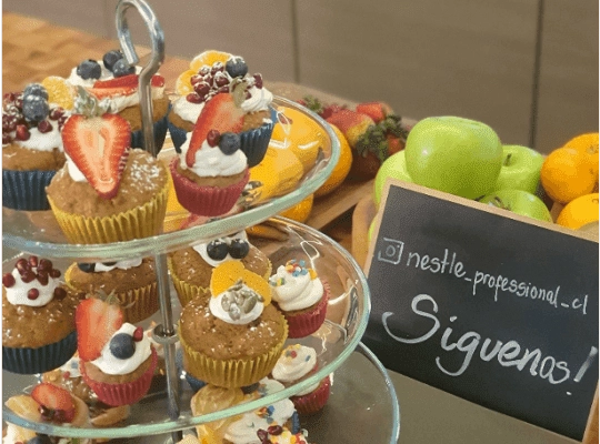 Muffins de zanahoria, miel y frutas en bandejas escalonadas de repostería 