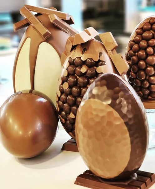 Huevos de Pascua rellenos con acabado brillante y decorados con productos NESTLÉ® 