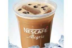 vaso transparente plástico Nescafé con receta Americano frío