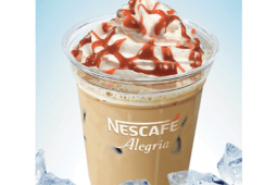 vaso transparente plástico Nescafé con receta fría cappuccino