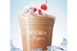 vaso transparente plástico Nescafé con receta fría Cappuccino Frío de Frutos Rojos