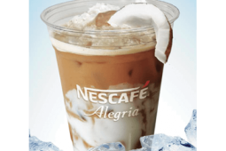 vaso transparente plástico Nescafé con receta fría cappuccino coco