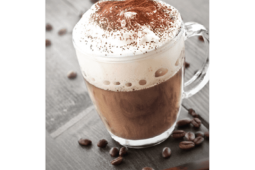 taza de vidrio con receta mocca amareto