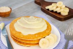 Hot cakes de plátano con amaranto