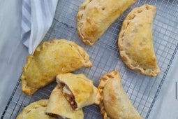 Empanadas dulces de pera y Leche Condensada Untable Nestlé sobre una rejilla de enfriamiento