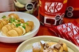 Plato de tequeños salados y plato de tequeños dulces junto a dos botes de Crema Nestlé Kit Kat Untable