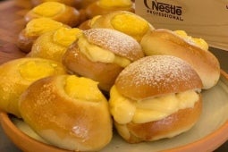 Panes de huevo rellenos de Manjar Nestlé y crema pastelera sobre bandeja