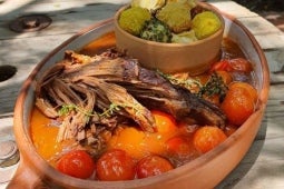 Bandeja con Plateada de vacuno con papas duquesas, tomates cherry salteados en aceite de oliva y tomillo