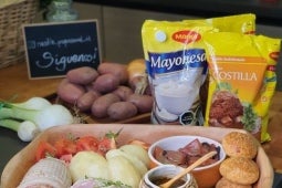 Ingredientes del Arrollado de Huaso junto a un doypack de Mayonesa y una bolsa de Caldo Deshidratado Sabor Costilla Maggi