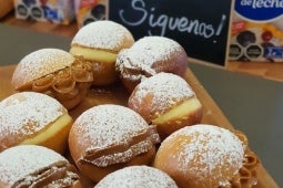 Nueve Berlines rellenos de Manjar Nestlé y espolvoreados con azúcar