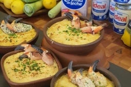 &quot;3 platos de Chupe de jaibas junto a una caja de Crema de leche Nestlé, 5 tarros de Leche Evaporada Ideal y limones y puerros