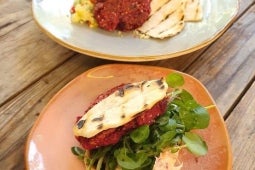 Dos platos con Hamburguesa de lentejas y coleslaw cada uno
