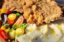 Milanesas con puré de berenjenas y mini ensalada de tomates