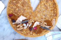 Kuchen de nuez con Leche Condensada Nestlé sin una porción triangular