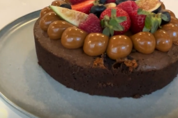 Torta de Brownie con KITKAT® Untable y decorada con fruta fresca y esferas de El Manjar NESTLÉ®