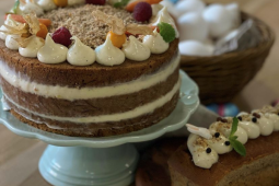 Carrot Cake sobre base junto a una porción de pastel