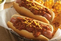 Hot Dog con Chef-mate® Chile Con Carne y Frijoles