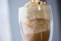 Frozen caramel latte en vaso doble pared de vidrio