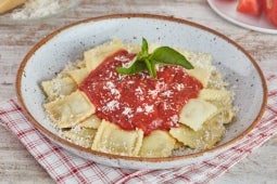 Un plato de ravioles con salsa de tomate, complementado con los sabores de MAGGI® professional.