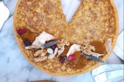 Kuchen de nuez con Leche Condensada Nestlé sin una porción triangular