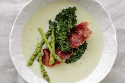 Plato hondo blanco con crema de espárragos