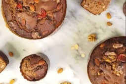 Varios panes de pascua con trozos de Sahne-nuss en diversos tamaños