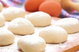 ocho bollos de pan sin hornear sobre mesada