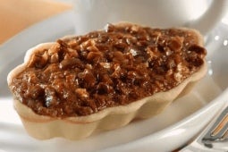 Tarta de nuez hecha con leche condensada sobre plato