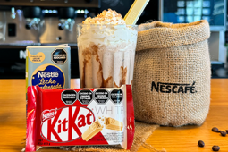 leche condensada junto a preparación Frappuccino de moka hecho con Kit Kat® Blanco