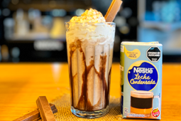 Preparación Frappuccino de moka hecho con Kit Kat® junto a leche condensada Nestlé