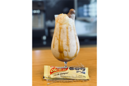 Copa con batido helado de vainilla salsa de dulce de leche y Bananita Dolca Nestlé