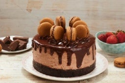 Keke de dos capas con mousse de Chocolate NESTLÉ® decorado con macarons