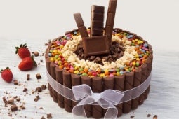 Torta de chocolate mix SUBLIME® decorada con dulces coloridos y de diferentes tamaños