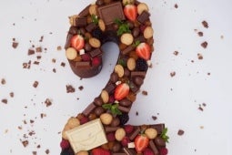 Happy cake, cumpleaños con D'ONOFRIO®, con forma de número 2, decorado con fruta y chocolate