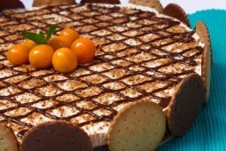 Pie de galletas MOROCHAS® decorado con chocolate y aguaymanto