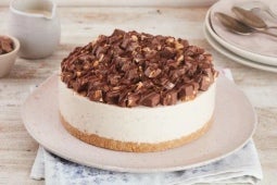 Sobre un plato, un Cheesecake con chocolate SUBLIME® y Leche Condensada NESTLÉ®