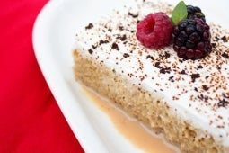 Postre de tres leches de capuchino decorado con moras y frambuesas