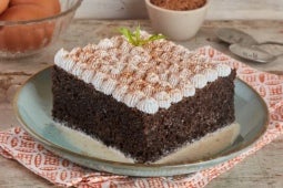 Torta tres leches de chocolate con Cocoa D'ONOFRIO® y decorada con chantilly