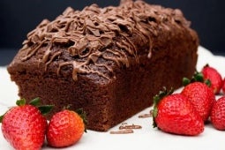 Keke TRIÁNGULO ® decorado con salsa de chocolate y acompañado con fresas frescas