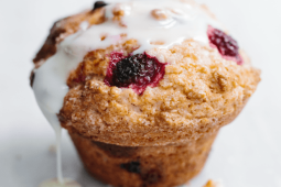 Muffins de Arándanos decorados con Leche Condensada NESTLÉ® LA LECHERA®