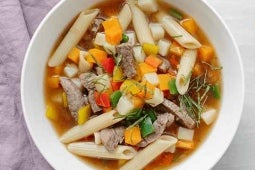 Plato con Minestrone elaborado con pasta, carne, vegetales y productos MAGGI®