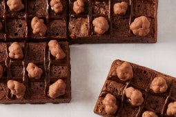 Brownies de chocolate con forma de gofre con trozos y cobertura de chocolate.