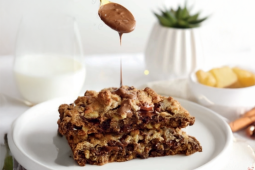 uchara dorada vertiendo Kit Kat Untable fundido sobre dos galletas de avena